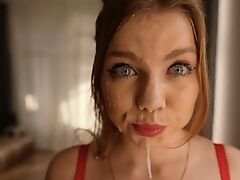 Молодая девушка насосалась и получает много спермы