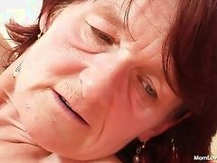 Черноволосая бабуля, мастурбирующая на ее кровати