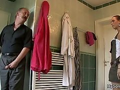 Его папа ждал за углом, чтобы трахнуть меня