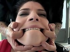 Грудастая Люсия дрочится пальцами глубоко