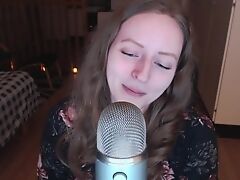 Распутная милашка мастурбирует на камеру