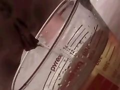 Милая небольшая молодая писает в чашку